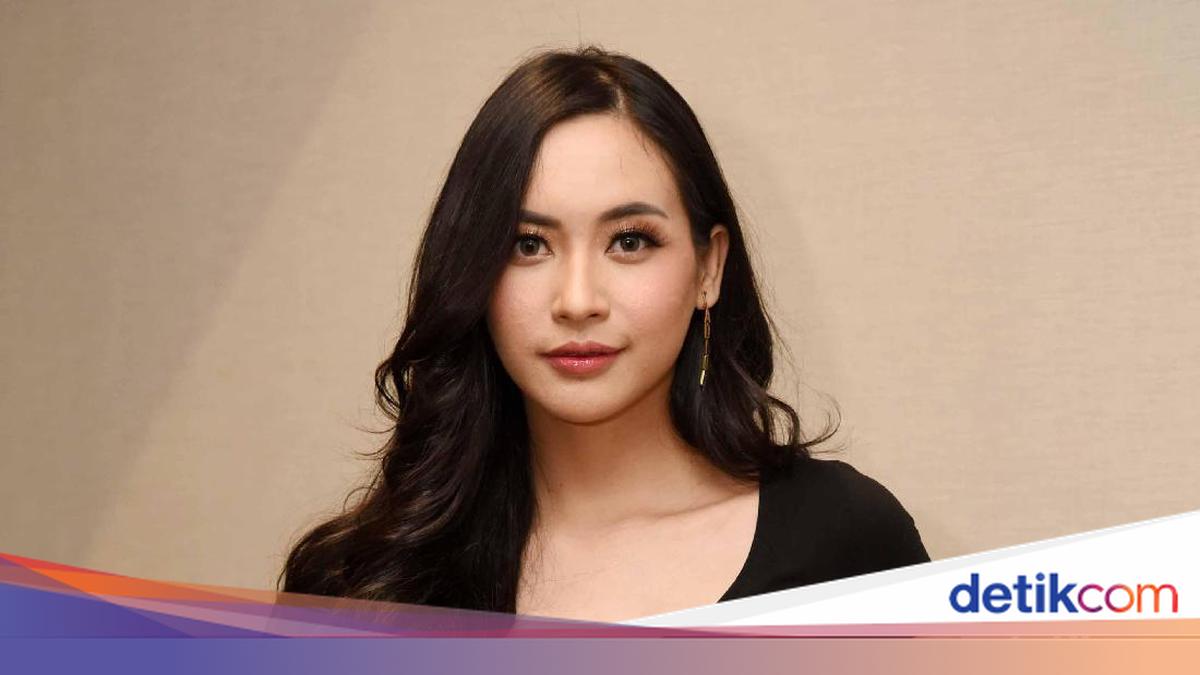 Qizlar va külotlar bir chetga surilgan