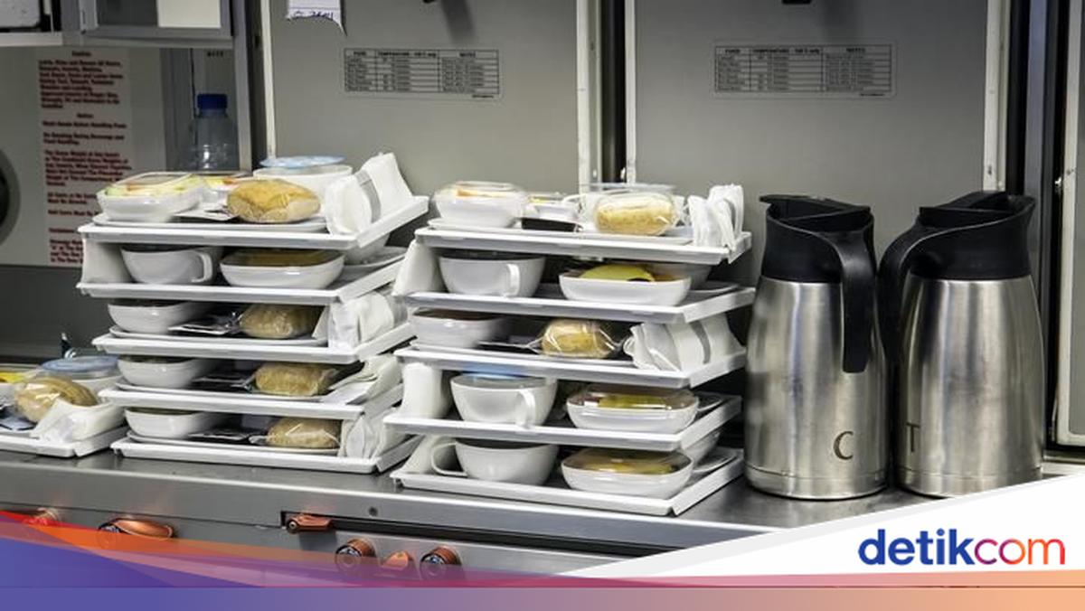 proses menarik cara kerja penyiapan makanan di pesawat... Seperti Ini Kesibukan Pramugari dan Chef Sajikan Makanan di Pesawat