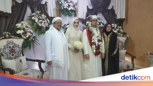 Habib Rizieq Nikahkan Putrinya di Mekah