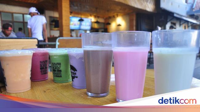 Di Susu Moeria Yang Berusia 81 Tahun Ini Masih Bisa Minum Susu Sapi Murni