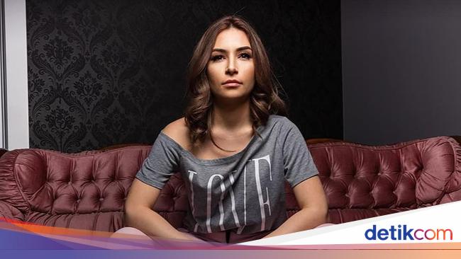 Gamer Seksi Jadi Kontroversi Lempar Dan Beri Kucing Vodka Saat Streaming