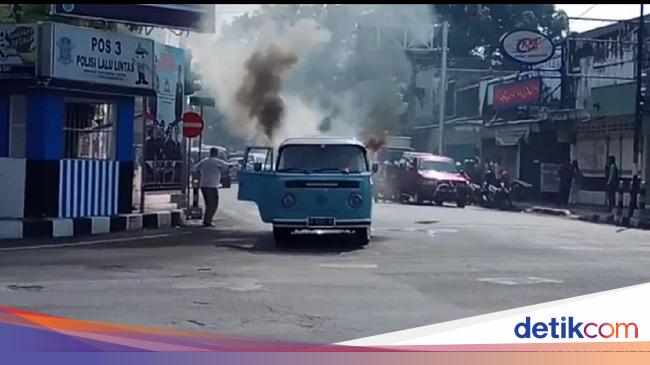 Sebuah Mobil Lawas Ditumpangi WN Australia Terbakar di Blitar Sebuah Mobil Lawas Ditumpangi WN Australia Terbakar di Blitar