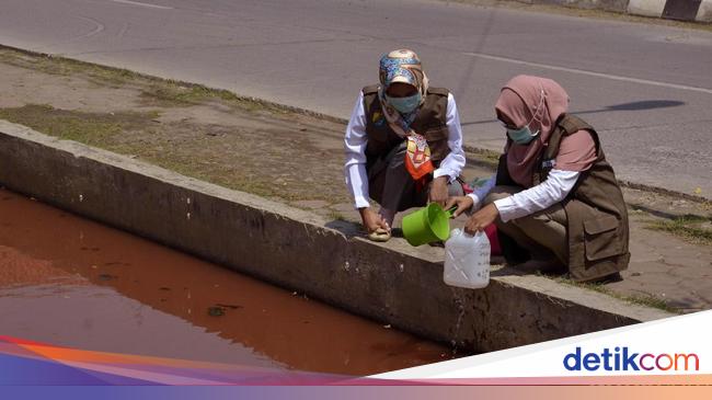 Air Sungai Di Pekalongan Berubah Warna Warni Ternyata Ini Sebabnya