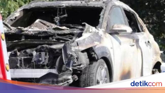 Lagi Parkir di Depan Rumah Mobil Ini Tiba tiba Meledak Lagi Parkir di Depan Rumah Mobil Ini Tiba tiba Meledak