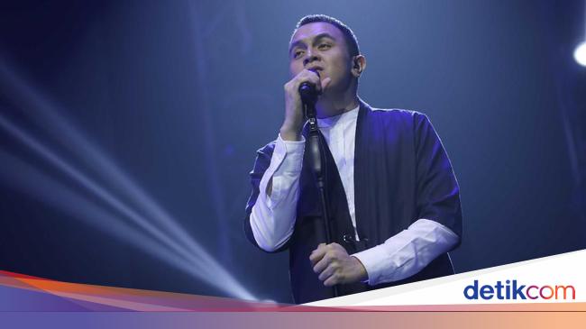 Profil Tulus Nyanyi Sepatu Hingga Ke Luar Negeri Profil Tulus Nyanyi Sepatu Hingga Ke Luar Negeri