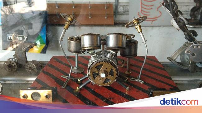 Warga Kuningan Sulap Onderdil Bekas Jadi Karya Seni
