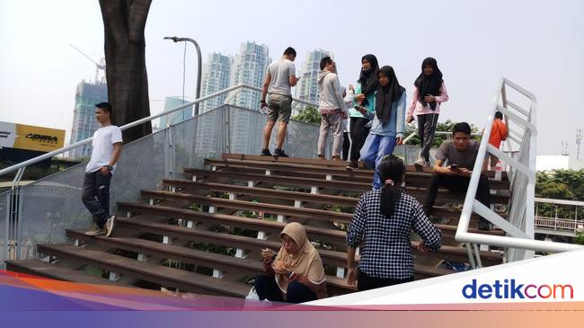 Warga Asyik Foto Foto Dari Taman Dukuh Atas Saat Cfd