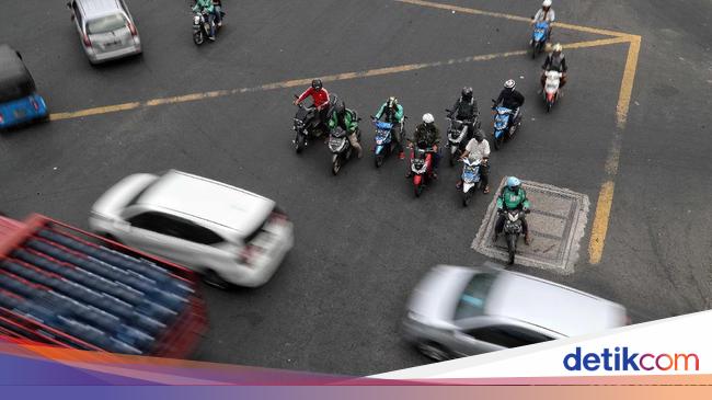 Berhenti Di Lampu Merah Lewat Garis Bakal Ditilang Ini Sanksinya