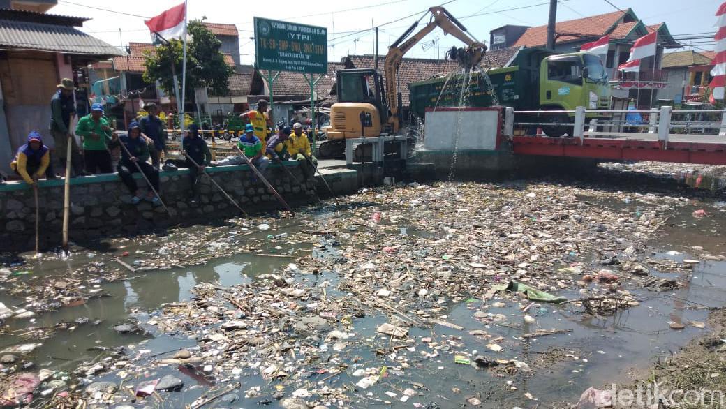 Tumpukan Sampah Sepanjang 350 Meter Di Sungai Sidoarjo Dibersihkan