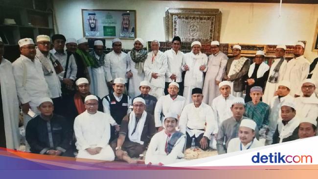 Putra Mbah Moen Silaturahmi Ke Kediaman Habib Rizieq Di Mekah