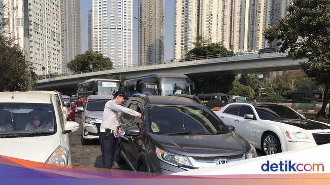 Uji Coba Ganjil Genap Kendaraan Keluar Exit Tol  Tomang  