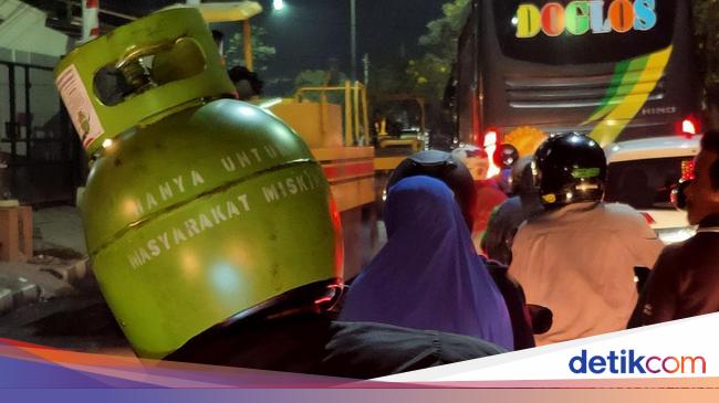 Naik Motor Pakai Helm Tabung Gas Elpiji Legal di Jalan 