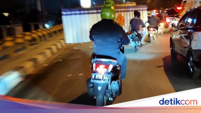 Hanya untuk Masyarakat Miskin Helm Unik ala Elpiji 3 Kg 