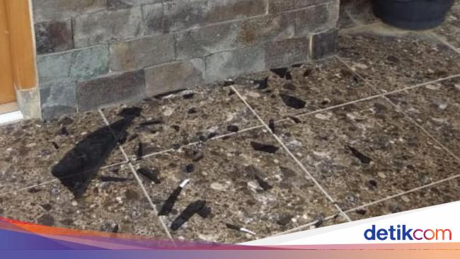 Kaca Rumah  Ortu Tersangka Insiden Polisi Terbakar Pecah  