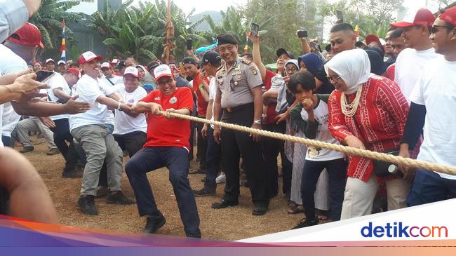 Meriahkan Hut Ri Anies Ikut Lomba Tarik Tambang Bareng Warga