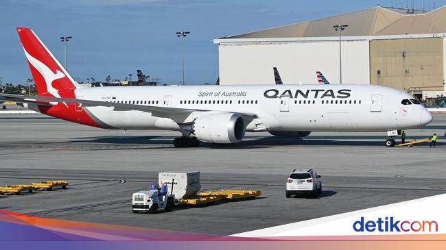 Passenger Breaks Through Emergency Door at Canberra Airport in Attempt to Stop Plane