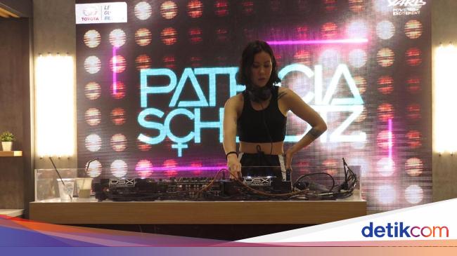 DJ Cantik yang Suka Mobil Mungil DJ Cantik yang Suka Mobil Mungil