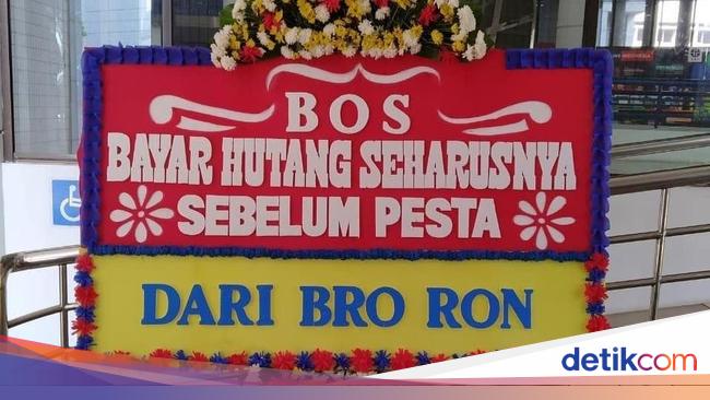 Viral Pria Tagih Utang  Pakai Karangan  Bunga  di Pesta 