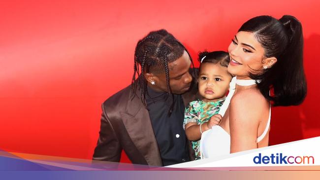 Kylie Jenner Pamer Stroller Tas Popok Dari Fendi Totalnya Rp 240 Juta