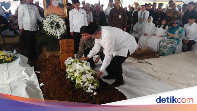 Pemakaman Jenazah Ibunda SBY di TPU Tanah Kusir Berlangsung Khidmat - detikNews