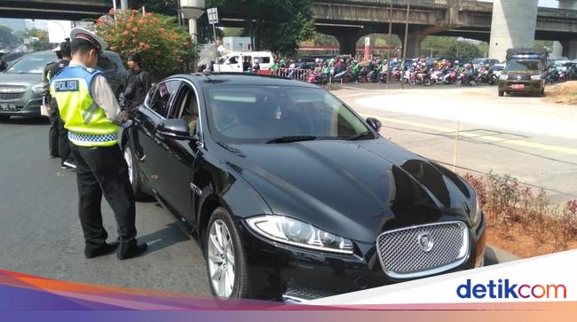 Naik Jaguar Suami Dewi Perssik Kena  Tilang Ganjil  Genap 