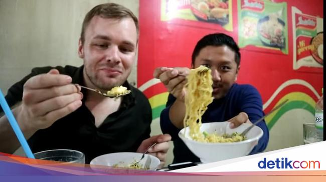 Begini Ekspresi Bule Jerman Saat Diajak Makan di Warkop