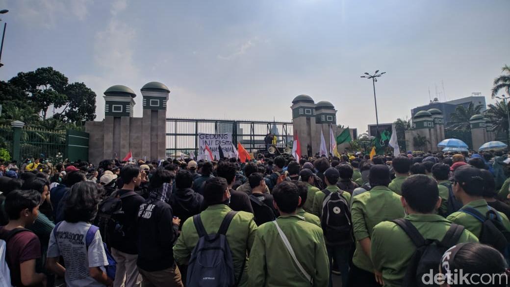 Tolak RUU KUHP-Revisi UU KPK, Mahasiswa Demo DPR