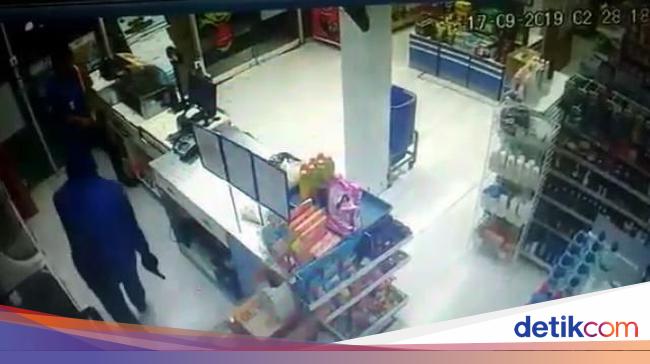 Perampok Bersenpi Embat Duit Puluhan Juta Di Minimarket Cirebon