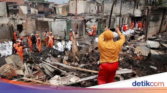 Armada JakLingko di Jatinegara Terbakar, Diduga Korsleting Listrik