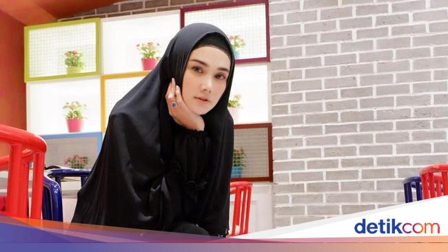 Mulan Jadi Anggota DPR Kemesraan Onadio dan Istri Foto 3