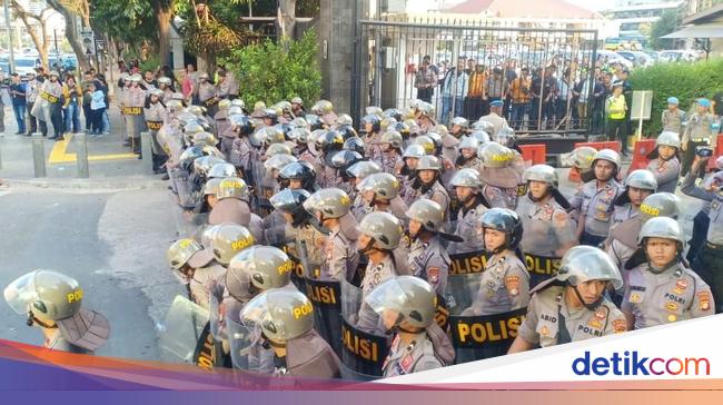 Markas Polda Metro Jaya Dijaga Puluhan Polisi, Ada Apa? - detikNews