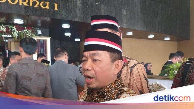 Fraksi PKS Kompak Pakai Pita Merah Putih di Peci Ini Fraksi PKS Kompak Pakai Pita Merah Putih di Peci Ini