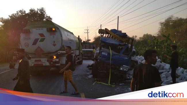 Dua Truk  Adu Banteng di  Bojonegoro  Muatan Bata Berserakan 