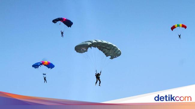 Parachute does not inflate, Indonesian Air Force soldier falls from a height of 1,600 feet