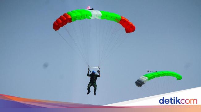 Paratrooper falls from a height of 1,600 feet Students of the elite troops of the Indonesian Air Force