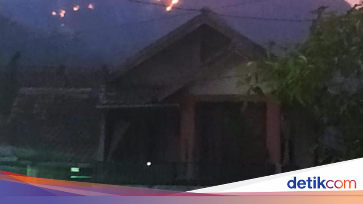 Petugas Siaga Halau Api Gunung Singa ke Rumah Warga