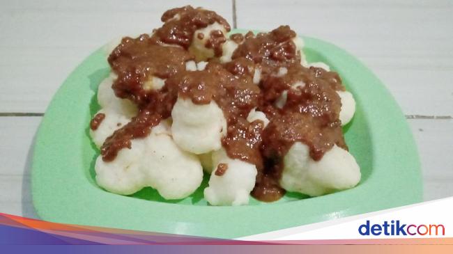 Nikmat! Makan Geblek yang Gurih Hangat Ditemani Secangkir Kopi