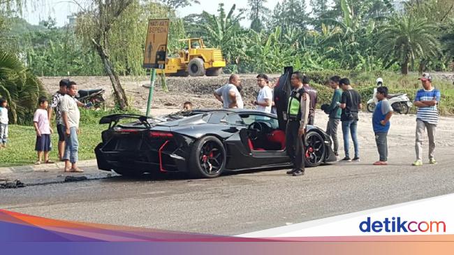 Lamborghini Batman Diduga Milik Raffi Ahmad Terbakar Di Sentul<script async src=