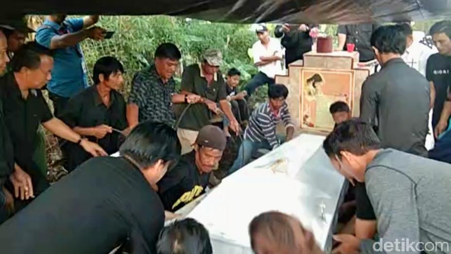 Guru Yang Tewas Ditikam Pelajar Manado Karena Teguran Merokok Dimakamkan