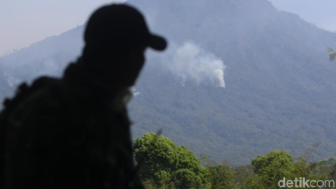 Helikopter Water Bombing Padamkan Kebakaran Di Gunung Ijen