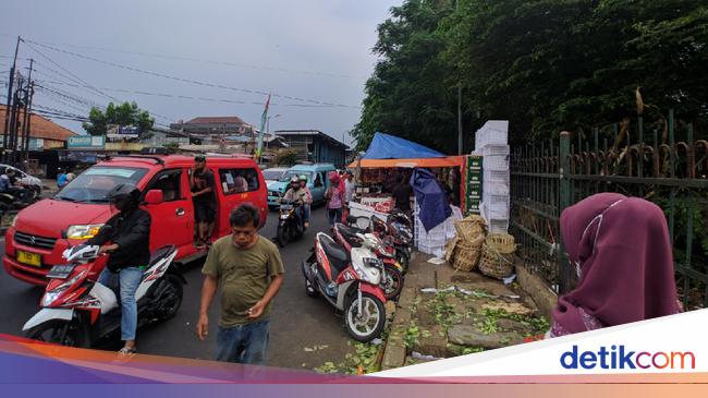 Trotoar Jalan  Raya Bogor  Kotor Banyak Sampah Daun hingga 