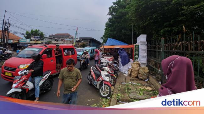 Trotoar Jalan Raya Bogor Kotor Banyak Sampah Daun hingga Trotoar Jalan Raya Bogor Kotor Banyak Sampah Daun hingga