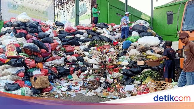 Sampah Menggunung di Denpasar, Koster Sesalkan Pecalang Blokade TPA Suwung