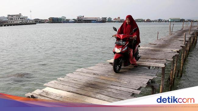 Uji Nyali Lintasi Jalan Kayu di Pulau Sedanau Natuna Uji Nyali Lintasi Jalan Kayu di Pulau Sedanau Natuna