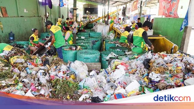 Bupati Anas Boyong Kades Tiru Pengelolaan Sampah Karya Desa Muncar - detikNews