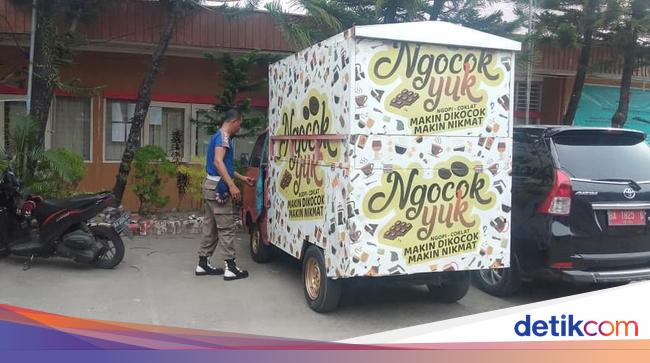 Satpol PP Padang Amankan Mobil Penjual Minuman 'Ngocok Yuk' - Detiknews