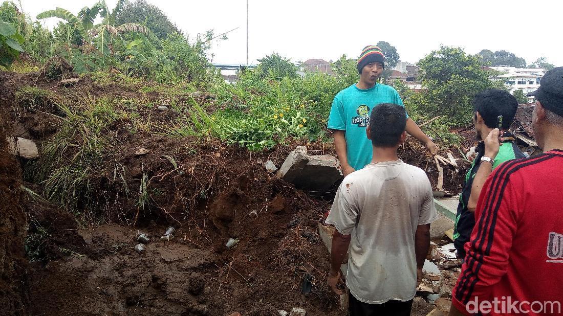 Detik-detik Jebolnya Tanggul Yang Hantam 2 Rumah Dan Tewaskan 1 Orang