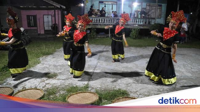 24 Tarian Daerah Kalimantan Tari Baksa Kembang Sampai Tari Burung Enggang 24 Tarian Daerah Kalimantan Tari Baksa Kembang Sampai Tari Burung Enggang