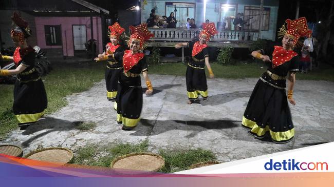 24 Tarian Daerah Kalimantan Tari Baksa Kembang Sampai Tari Burung Enggang