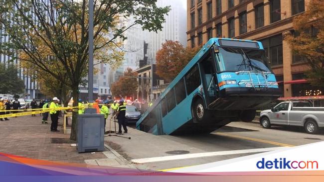 Jalan Amblas Telan Bus dan Hampir Membuat Sedan  Terperosok